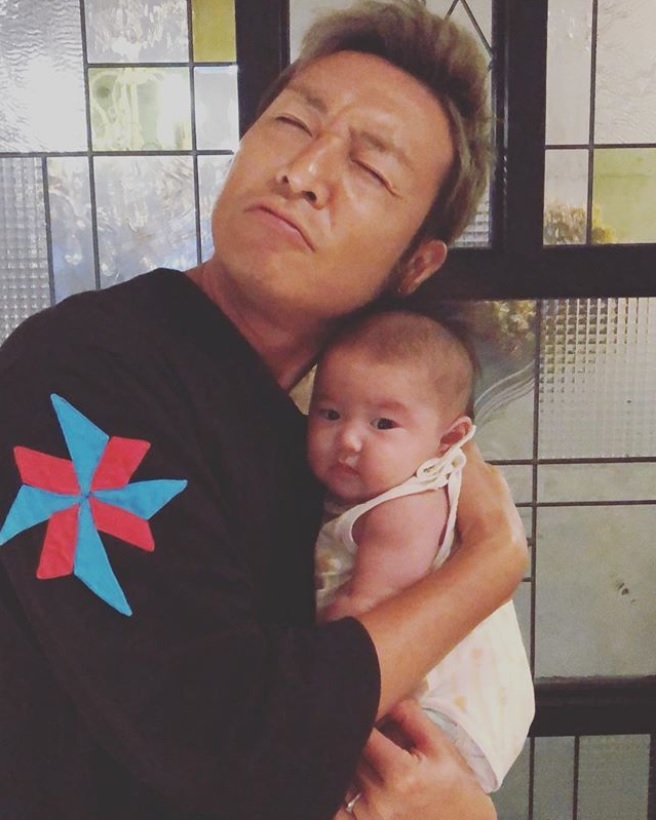 妹の子を抱くつるの剛士（画像は『つるの剛士　2018年8月13日付Instagram「帰宅したらこんな子がいた!!!!!」』のスクリーンショット）