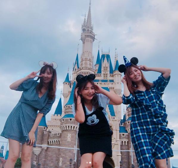 佐藤由加理、野呂佳代、戸島花　シンデレラ城の前で（画像は『戸島花　2018年8月10日付Instagram「またまたこの三人でディズニーランドへ」』のスクリーンショット）