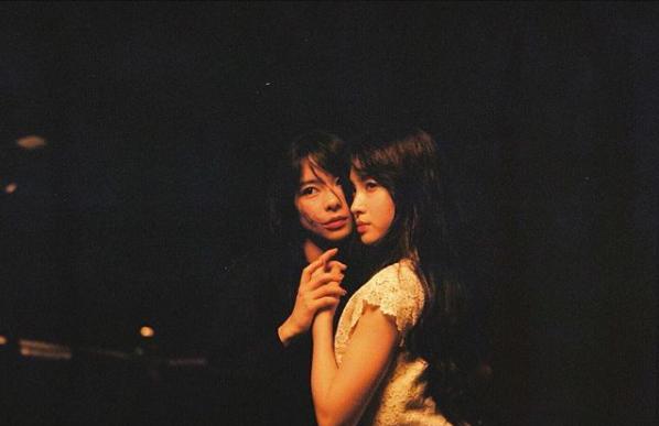 ポスター撮影中の芳根京子と土屋太鳳（画像は『芳根京子　2018年8月16日付Instagram「太鳳ちゃんとのお写真も。」』のスクリーンショット）