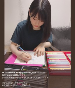 個展に向けて色鉛筆を走らせる小田彩加（画像は『HKT48 小田彩加（ODA）　2018年9月17日付Twitter「個展に向けて毎晩描いてます～」』のスクリーンショット）