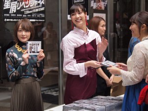CD販売所に登場した新川優愛と生駒里奈
