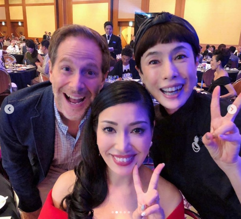 アンミカ夫妻と久本雅美（画像は『Mika Ahn　2018年9月1日付Instagram「ピーターさんの芸能50周年パーティへ」』のスクリーンショット）