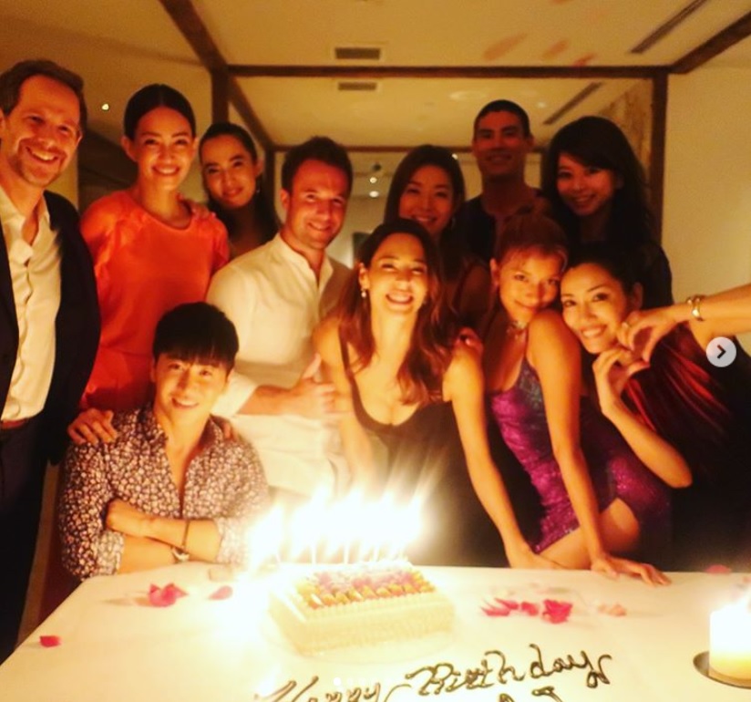 エミ・レナータを囲んで（画像は『Mika Ahn　2018年9月15日付Instagram「いつも笑顔でスタイル抜群 周りを明るく照らすエミ・レナータの誕生日会へ」』のスクリーンショット）