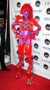 2010年のロボット仮装に人々は悲鳴も！
