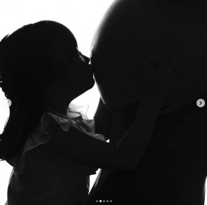 娘がまん丸のお腹にキス（画像は『eriebihara　2018年9月3日付Instagram「週末、娘の時と同じ浅草の『MOM PHOTOGAPH STUDIO』さんへマタニティフォトを撮りに行ってきました！」』のスクリーンショット）