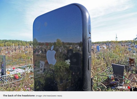 墓碑の裏にはアップル社のロゴも…（画像は『Mirror　2018年9月26日付「Woman, 25, has huge 5ft iPhone headstone over burial plot with picture of her as ‘screensaver’」（Image: Ufa1/east2west news）』のスクリーンショット）