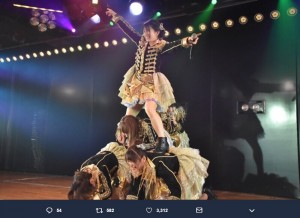 ピラミッドで同期メンバーの上に立つ竹内美宥（画像は『大場美奈　2018年9月5日付Twitter「みゆの卒業発表」』のスクリーンショット）