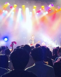 福岡イムズホールでステージに立つのん（画像は『のん　2018年9月14日付Instagram「福岡イムズホール！ありがとー！」』のスクリーンショット）