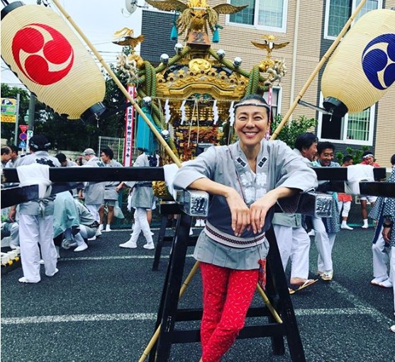 地元のお祭りに参加するRIKACO（画像は『RIKACO　2018年9月16日付Instagram「今日は地元のお祭りお神輿かついでます」』のスクリーンショット）