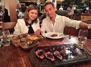 外食に出かけた平愛梨と長友佑都選手（画像は『平愛梨オフィシャル　2018年8月31日付Instagram「みんなで外食」』のスクリーンショット）