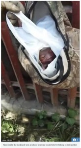 ビニール袋に入れられた状態で見つかった新生児（画像は『The Sun　2018年9月26日付「ABANDONED BY HIS MUM Heart-wrenching moment newborn baby boy is rescued after being found hanging from a fence in a plastic bag」（IMAGE: VIRAL PRESS）』のスクリーンショット）
