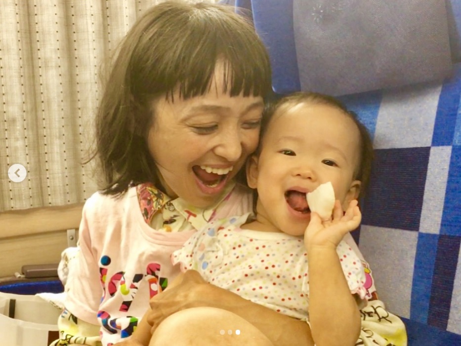 金田朋子と千笑ちゃん（画像は『森渉　2018年9月11日付Instagram「脚がでっかいカエル捕まえたみたいになってる笑」』のスクリーンショット）