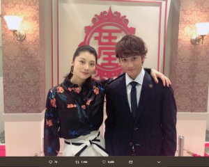 峰子役の小池栄子とユウキ役の小関裕太（画像は『小関裕太　2018年9月17日付Twitter「久しぶりに ＃国民の後輩 ツイートをしてみるのです。」』のスクリーンショット）