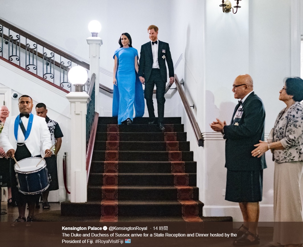 鮮やかなブルーのドレスで登場したメーガン妃（画像は『Kensington Palace　2018年10月23日付Twitter「The Duke and Duchess of Sussex arrive for a State Reception and Dinner hosted by the President of Fiji.」』のスクリーンショット）