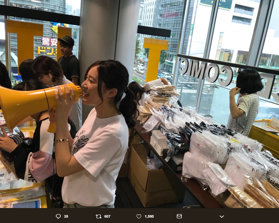 物販会場でハンドマイクを手に呼びかける松井珠理奈（画像は『SKE48支配人 湯浅洋　2018年10月4日付Twitter「開演前に珠理奈も物販会場へ！」』のスクリーンショット）