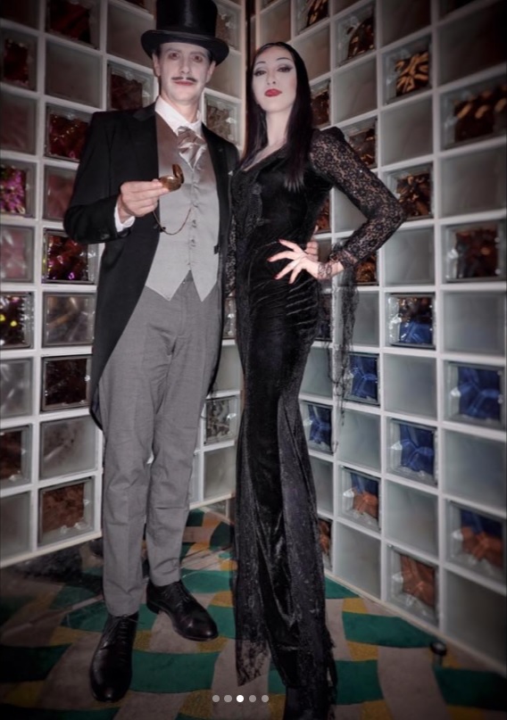 ゴメズ＆モーティシアに扮したアンミカ夫妻（画像は『Mika Ahn　2018年10月28日付Instagram「昨夜は【大人の本気ハロウィン2018】」』のスクリーンショット）