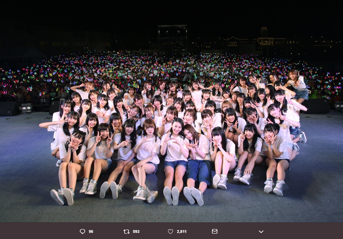 『SKE48 LIVE in LAGUNA』の会場を彩るサイリウム（画像は『須田亜香里（SKE48）　2018年10月14日付Twitter「＃10周年SKE48 一発目のライブ。」』のスクリーンショット）