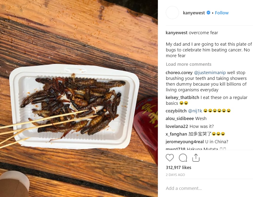 カニエが父と食べたコオロギのソテー（画像は『ye（kanyewest）　2018年10月2日付Instagram「overcome fear　My dad and I are going to eat this plate of bugs to celebrate him beating cancer.」』のスクリーンショット）