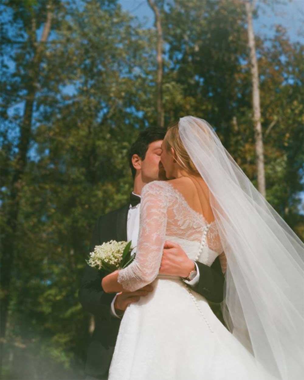 キスを交わすジョシュア氏とカーリー（画像は『Karlie Kloss　2018年10月26日付Instagram「Happily ever after...」』のスクリーンショット）