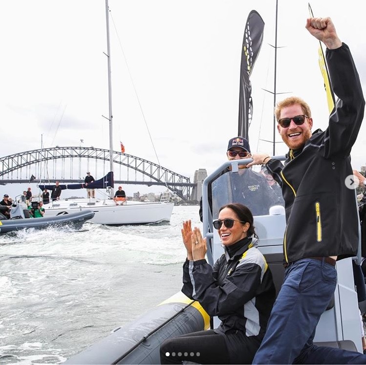 思わず大興奮するヘンリー王子（画像は『Kensington Palace　2018年10月21日付Instagram「The Duke and Duchess of Sussex took to the water to watch the teams compete in the ＠InvictusGames2018 sailing today」』のスクリーンショット）