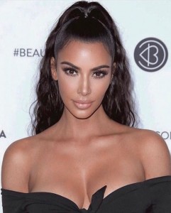 「まるで別人！」とざわつかせた現在のキム（画像は『Kim Kardashian West　2018年8月4日付Instagram「BeautyCon glam was one of my faves!」』のスクリーンショット）