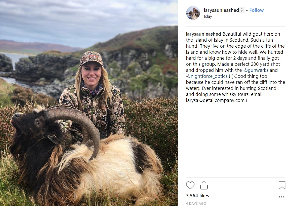 「狩猟は楽しい！」とラリーサ・スウィトリックさん（画像は『Larysa Unleashed　2018年10月22日付Instagram「Beautiful wild goat here on the Island of Islay in Scotland.」』のスクリーンショット）
