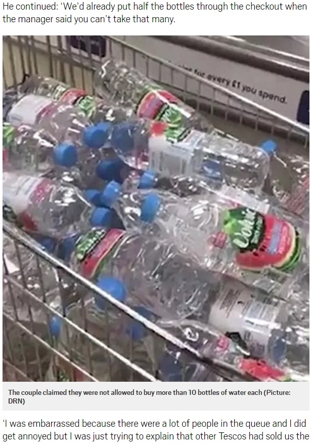 ショッピングカートに入れられた大量のペットボトル（画像は『Metro　2018年9月27日付「Couple ‘attack’ police officer after Tesco ‘refuse to sell them over 20 water bottles’」（Picture: DRN）』のスクリーンショット）