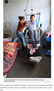 2年前の事故で胸から下が麻痺した父を支えるジア・ジアちゃん（画像は『Metro　2018年10月2日付「Girl, 6, takes care of paralysed dad alone after her mother abandoned them」（Picture: Kuaishou）』のスクリーンショット）