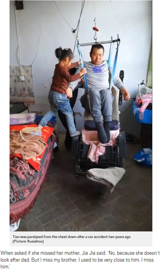 2年前の事故で胸から下が麻痺した父を支えるジア・ジアちゃん（画像は『Metro　2018年10月2日付「Girl, 6, takes care of paralysed dad alone after her mother abandoned them」（Picture: Kuaishou）』のスクリーンショット）