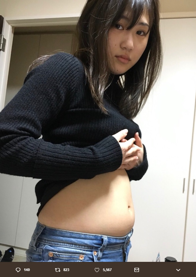 ダイエット前、西野未姫のポッコリお腹（画像は『西野未姫　2018年10月3日付Twitter「見てくださったみなさん!! ありがとうございました」』のスクリーンショット）