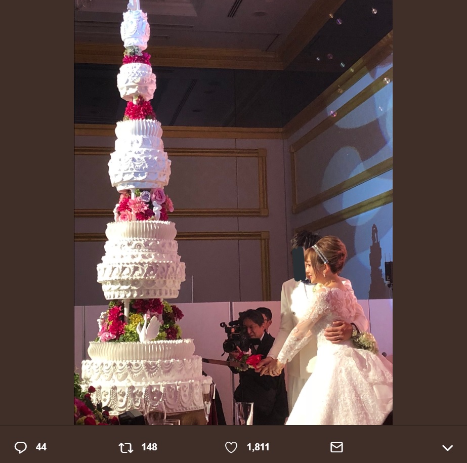 菊地亜美の披露宴、ケーキ入刀に「ケーキたっけぇ。天井もたっけぇ！スゲェ」の声（画像は『大家志津香（しーちゃん）　2018年10月15日付Twitter「あみちゃん 最高に綺麗で最高に幸せな披露宴でした。」』のスクリーンショット）