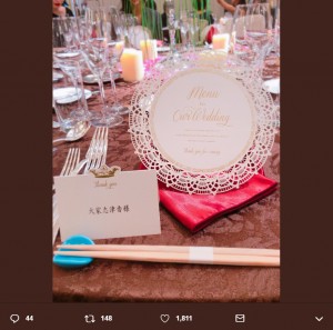 菊地亜美の披露宴、大家志津香に用意された席（画像は『大家志津香（しーちゃん）　2018年10月15日付Twitter「あみちゃん 最高に綺麗で最高に幸せな披露宴でした。」』のスクリーンショット）