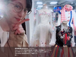 『SKE48衣装展』を訪れた松井玲奈（画像は『松井玲奈　2018年10月13日付Twitter「渋谷にいたから「SKE48衣装図鑑 全力制服」の衣装展に行ってきたよ。」』のスクリーンショット）