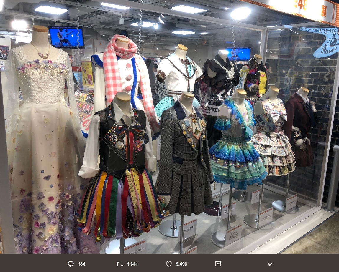 展示された松井玲奈の卒業ドレス（左）（画像は『松井玲奈　2018年10月13日付Twitter「渋谷にいたから「SKE48衣装図鑑 全力制服」の衣装展に行ってきたよ。」』のスクリーンショット）