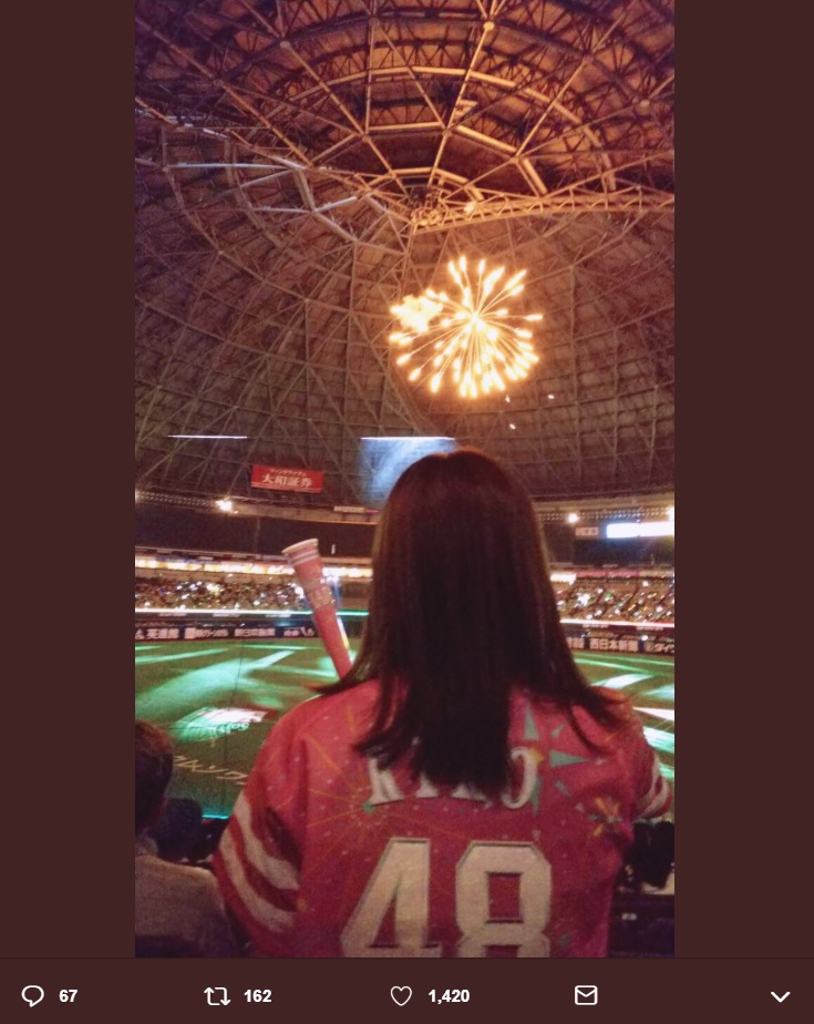 ヤフオクドームで勝利の花火を見上げる坂口理子（画像は『坂口理子　2018年10月13日付Twitter「勝ったぞ～」』のスクリーンショット）