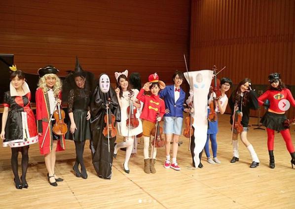 12人のヴァイオリニストがアンコールで披露したハロウィン仮装（画像は『友田絢　2018年10月28日付Instagram「滋賀守山公演お越しくださりありがとうございました!!」』のスクリーンショット）