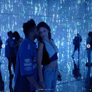 「デジタルアートミュージアム：チームラボ ボーダレス」でのザ・ウィークエンドとベラ（画像は『The Weeknd　2018年10月9日付Instagram「happy birthday Angel」』のスクリーンショット）