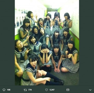 デビューした頃のNMB48第1期生による変顔ショット（画像は『山田菜々　2018年10月9日付Twitter「あの日から8年」』のスクリーンショット）