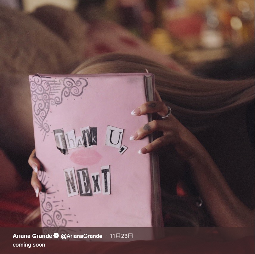 左手薬指のタトゥーは黒ハートでカバー（画像は『Ariana Grande　2018年11月23日付Twitter「coming soon」』のスクリーンショット）