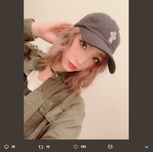 ROSE A REAL（ロザリオ）妹の鈴木真梨耶（画像は『MaRiya☆鈴木真梨耶　2018年11月14日付Twitter「巻き髪。久しぶりだなぁ。」』のスクリーンショット）