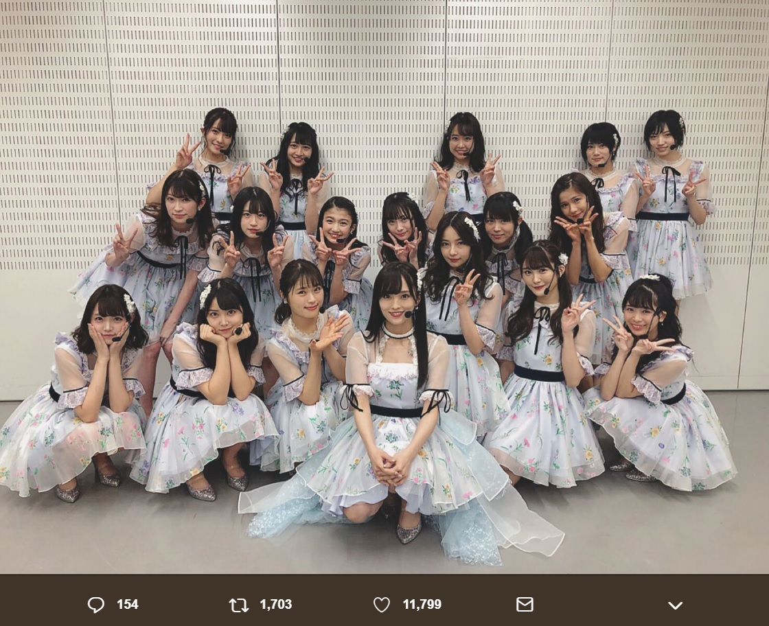 NMB48として最後の『Mステ』に出演した山本彩：前列中央（画像は『渋谷凪咲　2018年11月2日付Twitter「彩さんが…彩さんが皆んなを騙しました」』のスクリーンショット）