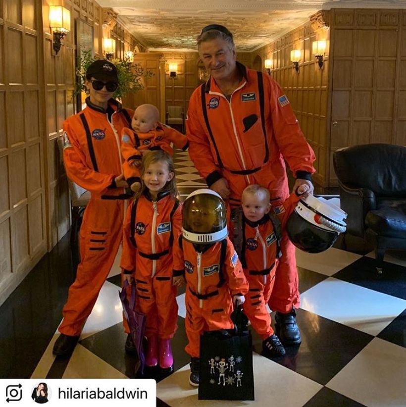 ハロウィンは家族で宇宙飛行士に（画像は『Alec Baldwin　2018年10月31日付Instagram「Ppahy WeenyHallow ...」』のスクリーンショット）