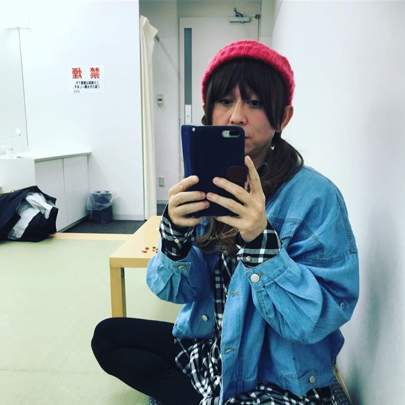 すっかり女子になりきった有吉（画像は『有吉弘行　2018年11月5日付Instagram「私服でーす。マンモス恥ずP。」』のスクリーンショット）