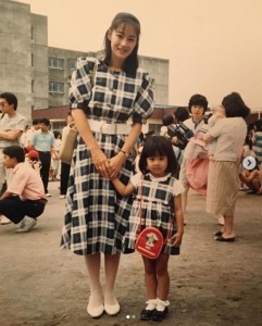 美人の母と幼少期の加藤綾子（画像は『加藤綾子　2018年11月10日付Instagram「先日母の還暦祝いをしました」』のスクリーンショット）