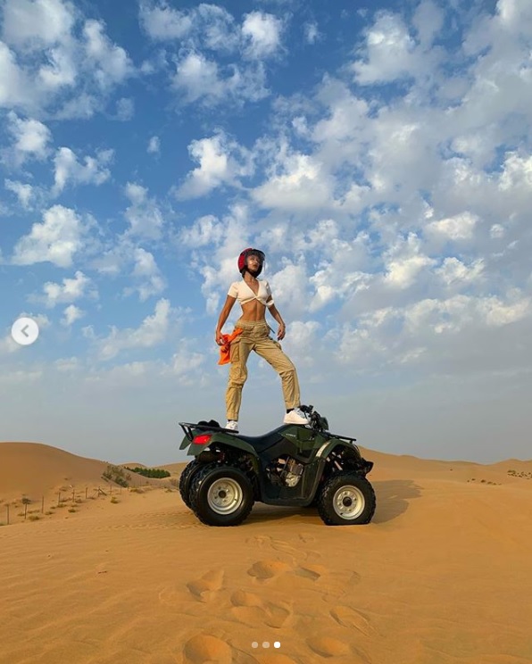 ドバイの砂漠でATVを楽しむベラ・ハディッド（画像は『bellahadid　2018年11月25日付Instagram』のスクリーンショット）