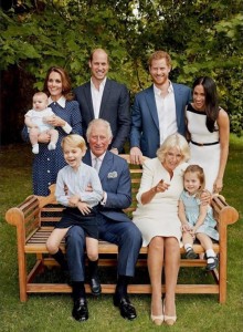それぞれの自然な表情を捉えたこちらの写真も好評（画像は『Clarence House　2018年11月14日付Instagram「The Prince of Wales with his family in the garden of Clarence House.」』のスクリーンショット）