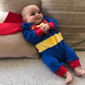 スーパーマン姿のサンティアゴくんが最高にキュート（画像は『Eva Longoria Baston　2018年10月31日付Instagram「Super Baby!」』のスクリーンショット）
