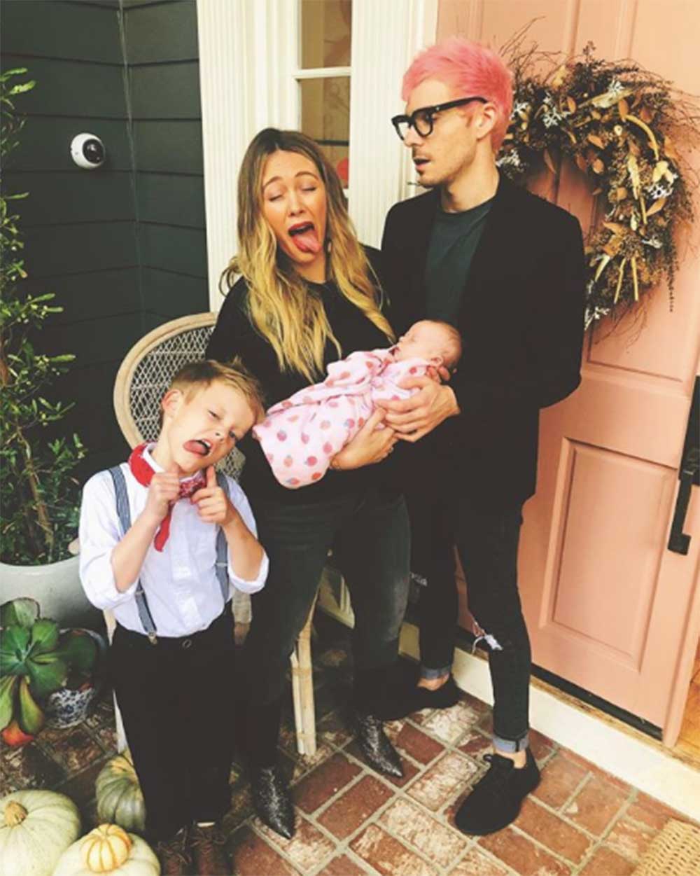 家族写真で変顔を見せたヒラリー・ダフとルカくん（画像は『Hilary Duff　2018年11月17日付Instagram「Banks ... you gotta try harder」』のスクリーンショット）