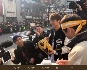 パレード前の沿道に現れた黒木啓司（画像は『黒木啓司 Keiji Kuroki　2018年11月25日付Twitter「＃ホークスパレード に行って来ました」』のスクリーンショット）