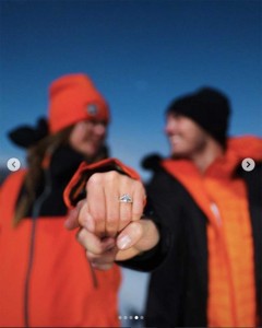 婚約指輪を披露したジョセフィーヌ・スクリバー（画像は『Josephine Skriver　2018年11月26日付Instagram「I SAID HELL-FREAKIN’-YES!!!! I’M ENGAGED」』のスクリーンショット）